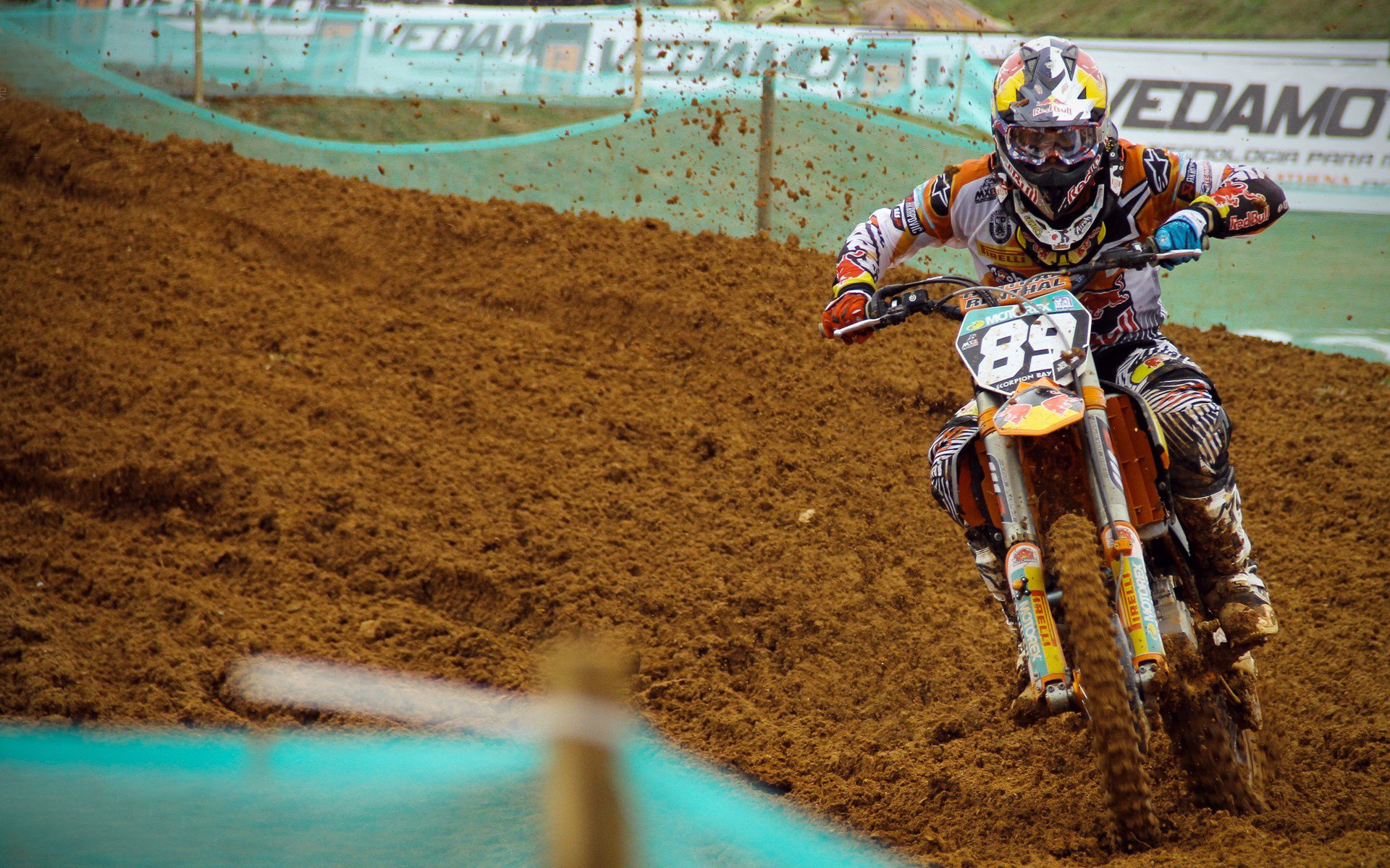 爱游戏电竞-车迷热议：哪个车队将称霸2025赛季？